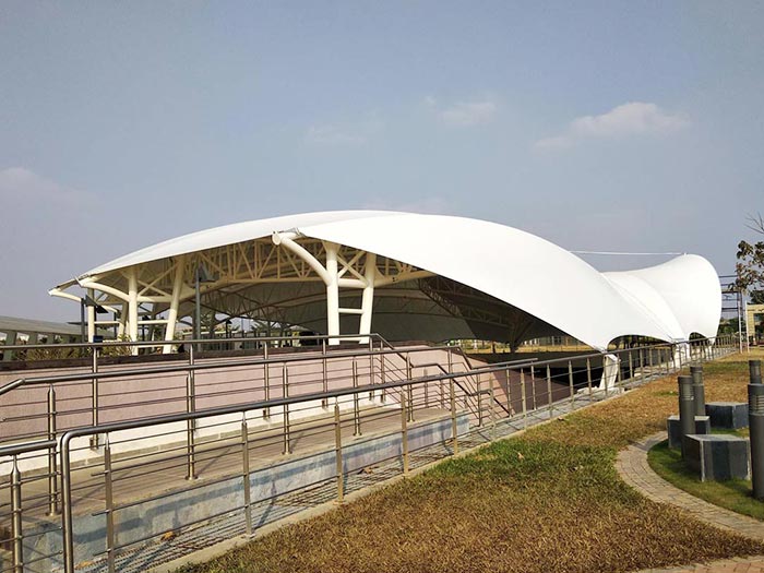 Comparison between tensile structure buildings and traditional buildings